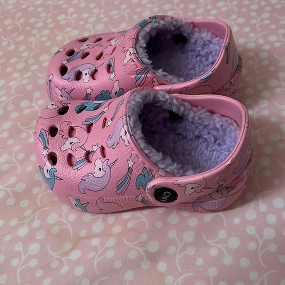 Toddler Girl Insulated Crocs - Picture 2 of 9